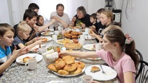 Мукбанг - Беляши в большой семье - Плов с соленьями