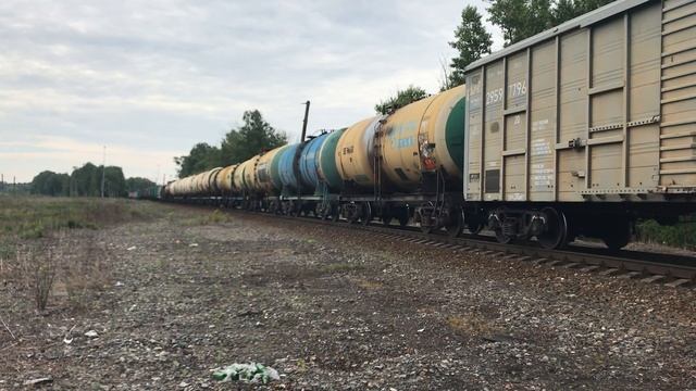 Тепловоз 2ТЭ25КМ-0537 с грузовым поездом смотреть онлайн