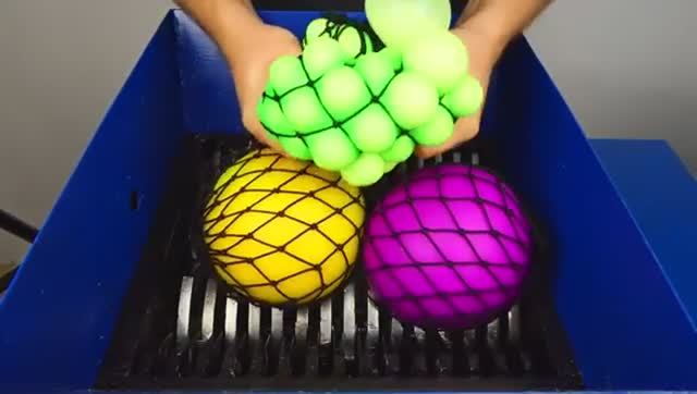 Измельчаем ШАРИКИ MEGA SLIME - Измельчаем хрустящие и мягкие продукты с помощью ИЗМЕЛЬЧИТЕЛЯ! (1) смотреть онлайн