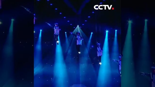 Шоу с барабанами на высоте #CCTV смотреть онлайн