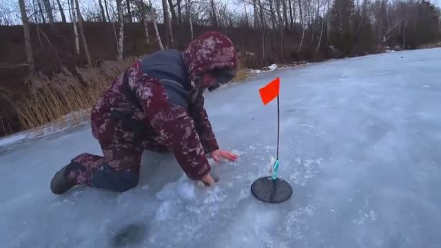 Зимняя рыбалка.Ловля щуки на жерлицы.Выхватил щуку из лунки.Копчение рыбы на природе. смотреть онлайн