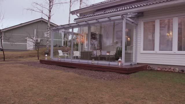 Открывание безрамного остекления Lumon для террас.