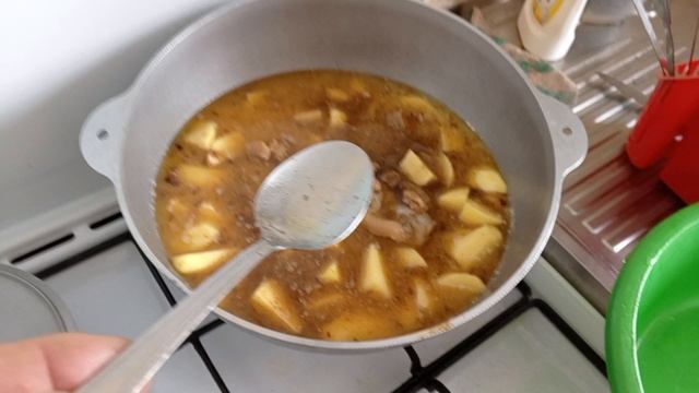 ПОДЖАРЕННАЯ РУЛЬКА С КАРТОШКОЙ смотреть онлайн