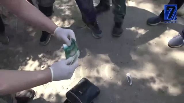 УЮШКАН КЫЛМЫШТУУ ТОПТУН МҮЧӨСҮ КАЗАК ИШКЕРДЕН 300 МИҢ СОМ ПАРА АЛЫП ЖАТКАН ЖЕРИНЕН КАРМАЛДЫ смотреть онлайн