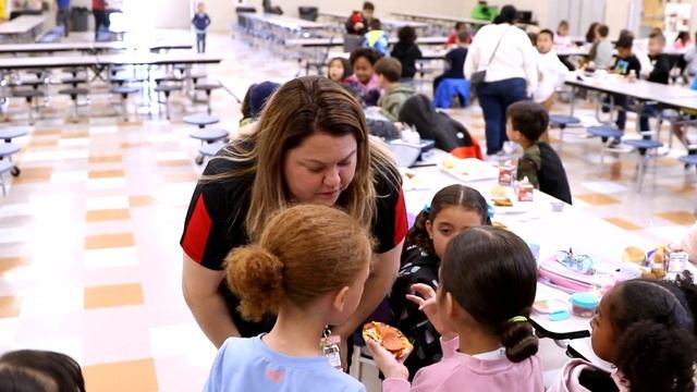 Melissa Kuharik Attendance Clerk Tom Lea 2023 El Paso ISD Educational Support Personnel Finalist смотреть онлайн