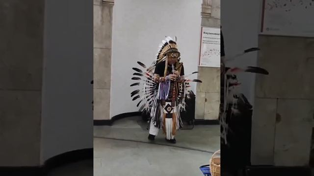 Перуанец Исаиас Ривера выступает в метро 26.05.2024