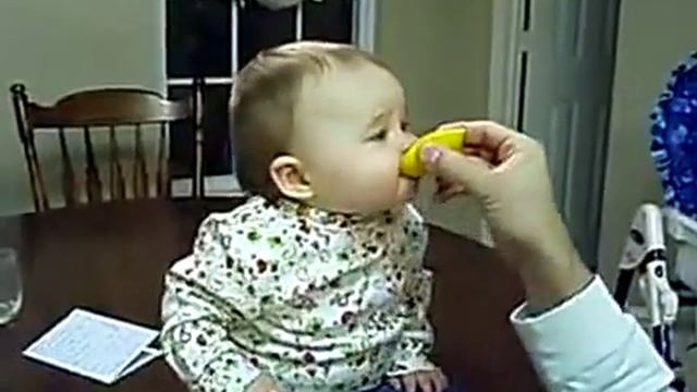 Ребёнок кушает лимон! смотреть онлайн