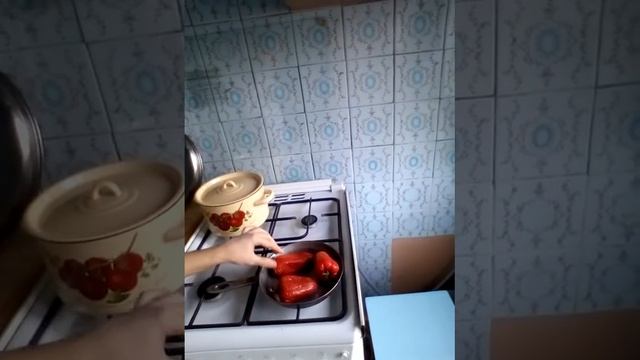 Простые рецепты."Перец жареный."Перцы выложить на сухую и горячую сковороду. смотреть онлайн