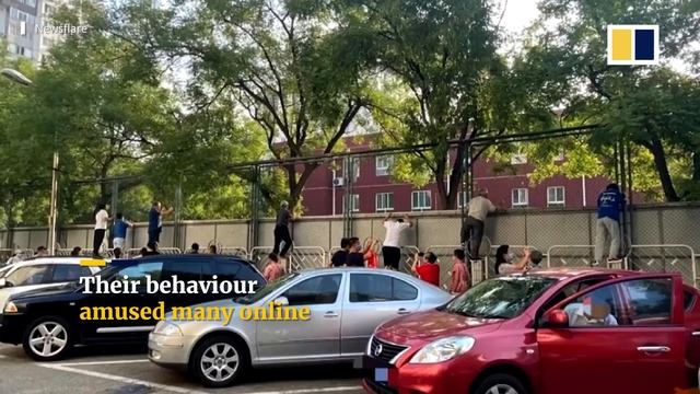 Anxious parents in China climb fence to check on children in school смотреть онлайн