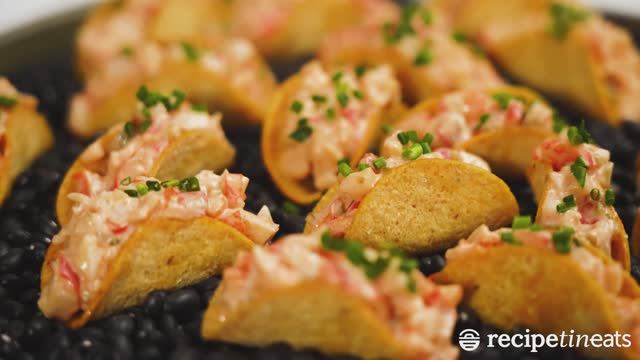 Мини-тако с креветками и соусом Marie Rose