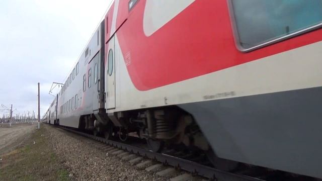 Электровоз ЭП20-051 со скорым двухэтажным поездом №104 "Москва - Адлер" смотреть онлайн
