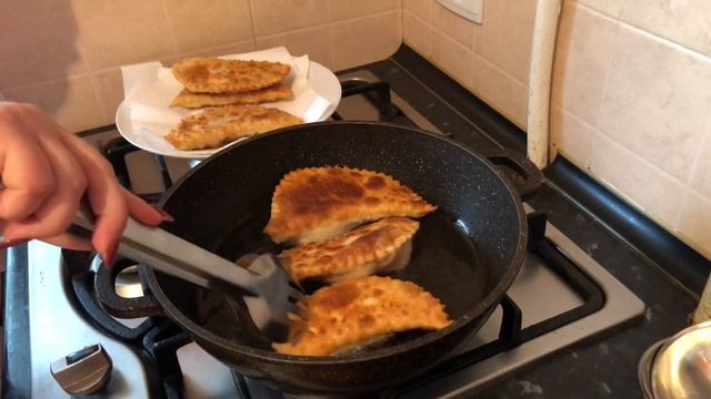 Сочные, хрустящие, вкусные чебуреки. Налетай😂 смотреть онлайн