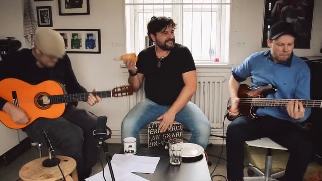 Grab 'em by the elbow смотреть онлайн