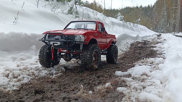 RC4WD TF2 Marlin преодолевает в грязи бездорожье.