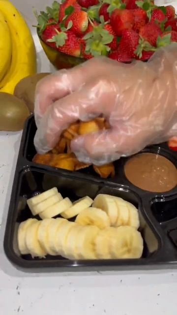 Фондю с хрустящими вафлями 🧇🍫🍌🍓 смотреть онлайн