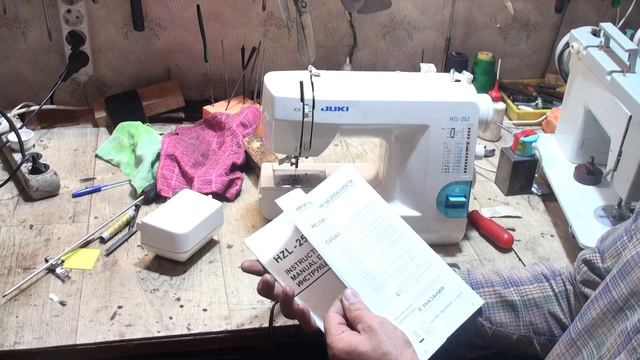 Швейная машина Juki HZL-25Z. Компактная,отличная машина из 00-х. смотреть онлайн