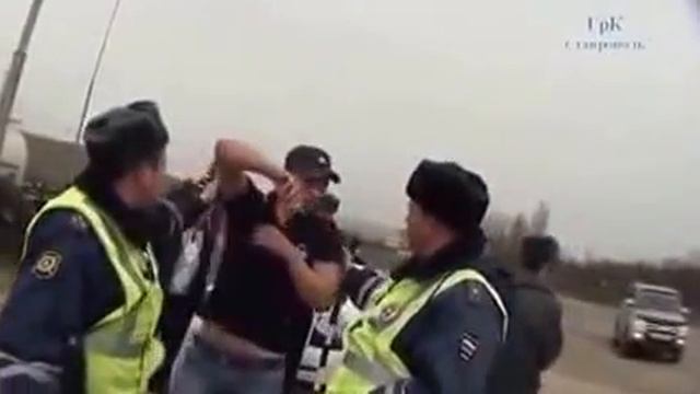 Кавказец наежает на гаишника! смотреть онлайн