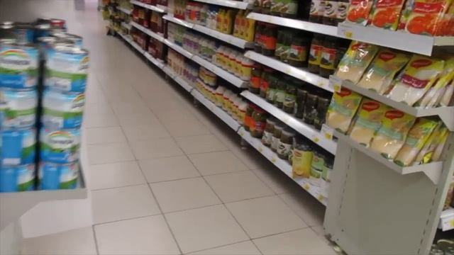 Kinder Surprise Eggs. Поход в магазин за Киндер сюрпризами.