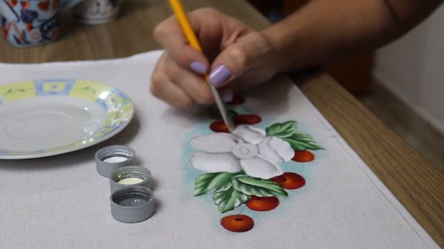 Pintando flor branca e frutas - Pintura em tecido смотреть онлайн