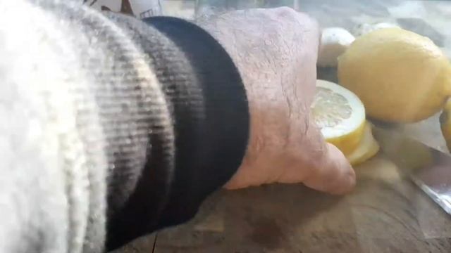 How To Soothe A Sore Throat Naturally with Organic Honey, Lemon and Ginger In A Jar смотреть онлайн