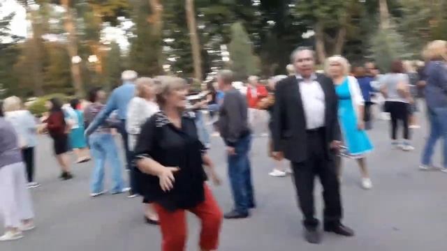 Горит калины цвет💃🌹 Счастливые минуты в парке Горького💃🌹 Харьков 2021 смотреть онлайн