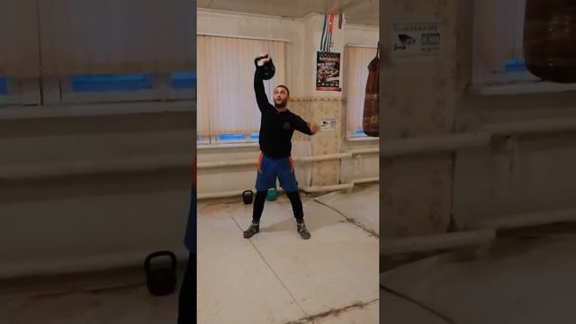 Толчок гири 24 кг 5 минут 152 подъёма. Свой вес 68 кг. смотреть онлайн