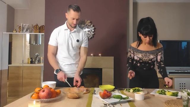 Салата от пилешки филенца с нар и сос с фъстъчено масло смотреть онлайн