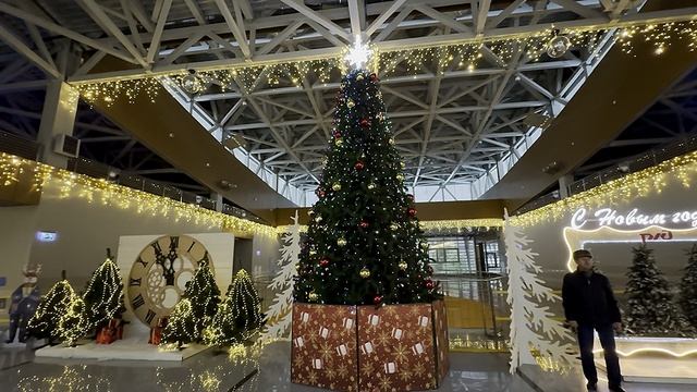 Гуляем по Роза Хутор. Очень радует праздничная атмосфера Нового года! 🎄 А на море шторм! смотреть онлайн