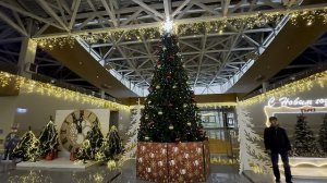 Гуляем по Роза Хутор. Очень радует праздничная атмосфера Нового года! 🎄 А на море шторм!