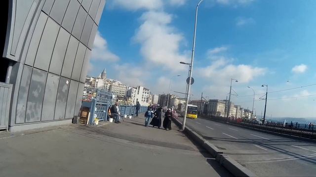 Пчеловоды и Рыбаки на Мосту Галата в Стамбуле, Турции. Galata Bridge in Istanbul, Turkiye, Apimondi смотреть онлайн