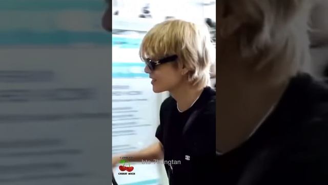 ТЭХЕН НА ПОКАЗ CELINE УЛЕТЕЛ 🤩❤️🔥 #taehyung #taeairport #newsV #showCelineTae #vbts #Vflyparis смотреть онлайн