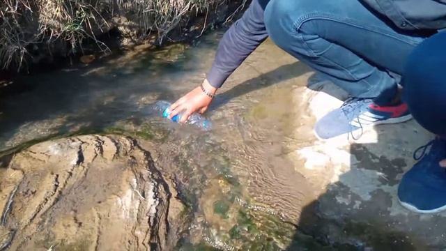 nadi me se pine k lia pani lena pad rha h.... смотреть онлайн