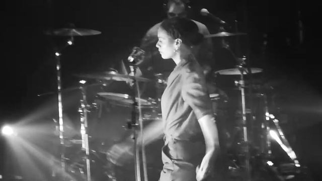 Melissa Bon live in Paris смотреть онлайн
