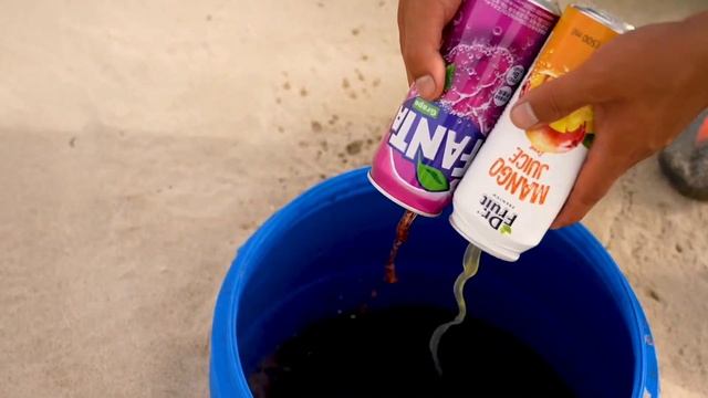 EXPERIMENT: Giant Coca Cola, Fanta, Chupa Chups, Mirinda, Pepsi vs Mentos in Underground Double Hol смотреть онлайн