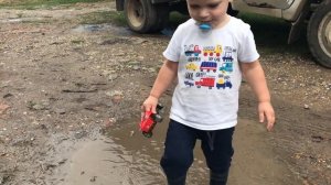 Малыш Саша показывает правило поведения в луже