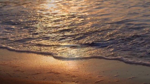 Relaxing your mind, body, soul with the calming water, Ocean waves during Beautiful sunset. смотреть онлайн