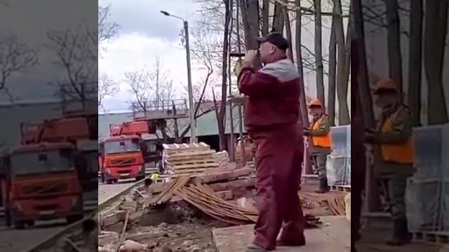 Стройкада ЛЕЙЛЕК ыры жаңырды. Молодец брат смотреть онлайн