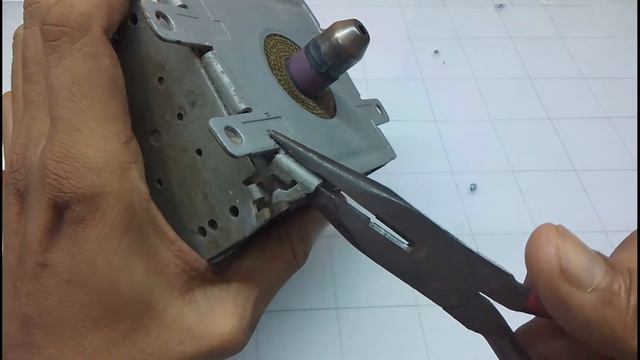 How to get the magnets out of a microwave magnetron --- Its About Everything. смотреть онлайн