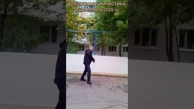 Упражнения со стальным кнутом Цинь Цюн на спортплощадке (11)