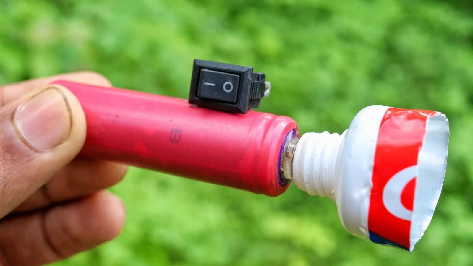 Как сделать фонарик из подручных материалов | DIY-проект фонарика смотреть онлайн