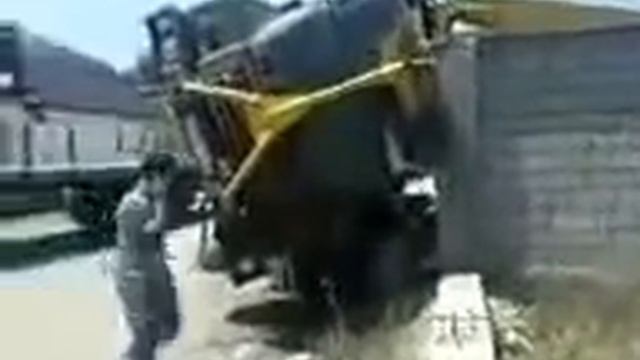 мужику повезло что его не придавило смотреть онлайн