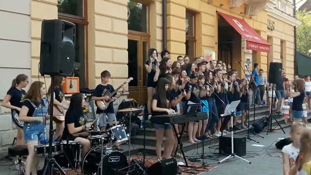 МОЛОДЕЖЬ ЛЬВОВА ПОЕТ ДЛЯ ПРОХОЖИХ! смотреть онлайн