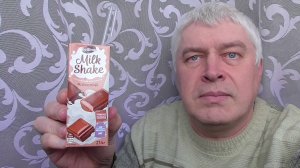 Я пробую молочный коктейль шоколад