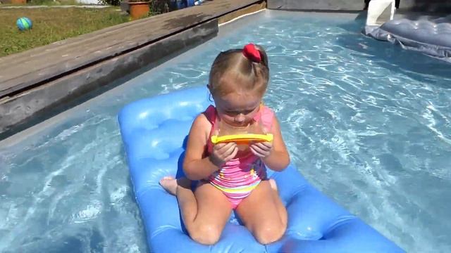 Melissa Joue  Dans La Piscine  - Defi Et Challenge