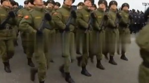 генерал Лапин командует парадом как клоун