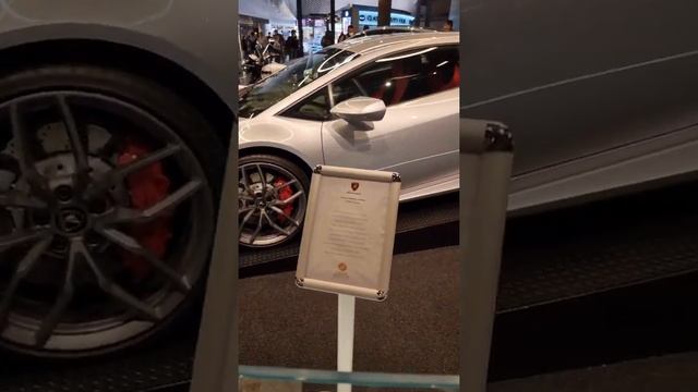 BMW 8 Serie and Lamborghini Huracan in Doha Internacional Airport, Qatar. смотреть онлайн