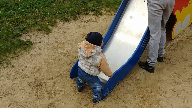 Славик и горки на площадке смотреть онлайн