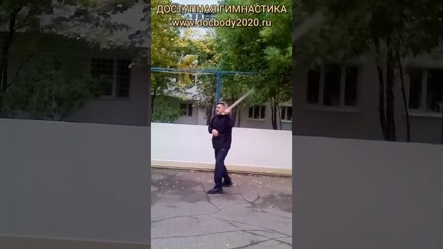Упражнения со стальным кнутом Цинь Цюн на спортплощадке (7)