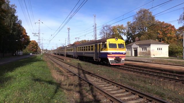 Электропоезд ЭР2-1300 на ст. Засулаукс / ER2-1200 EMU at Zasulauks station смотреть онлайн
