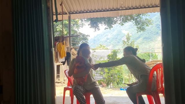 Daily life of single mothers in Vietnam, helping abandoned children смотреть онлайн